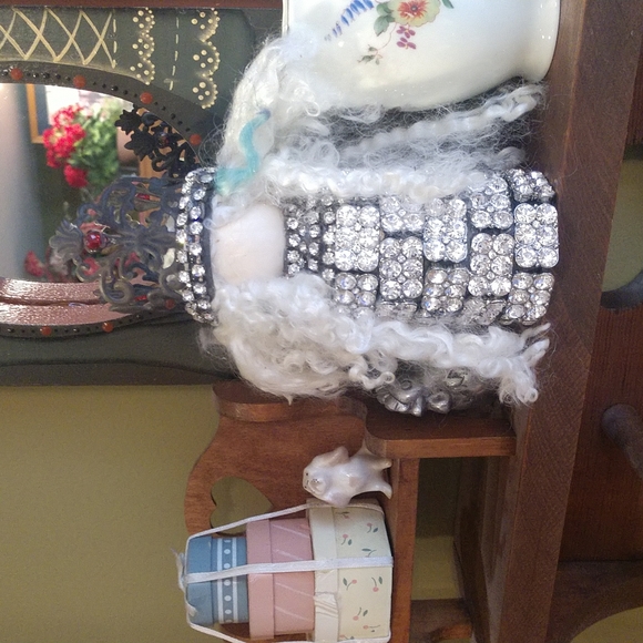 Crazy Lady Queen Bee - Picture 5 of 5